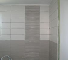 Vue de la douche carreaux blanc et gris clair avec frise stri&eacute; de 50*20, la fa&icirc;ence c'est du bouleau!!!