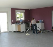 Nettoyage, on demenage le lendemain, la cuisine est a peine fini, il reste la table à fixer au plan de travail et quelques meuble haut, rien de vitale!!!