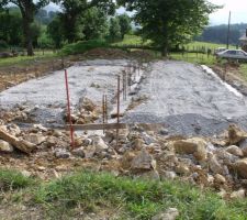 Fondations faites ,gravier &eacute;tendu pour recevoir les moellons.Reprise du chantier fin aout pour la dalle.