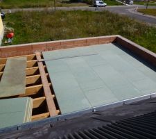 Pose du plancher du garage accolé avec des panneaux d'agglomérés