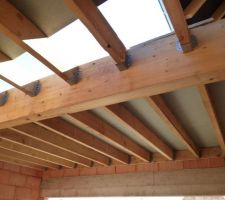 Pose du plancher du garage accolé avec des panneaux d'agglomérés. Vue de l'intérieur