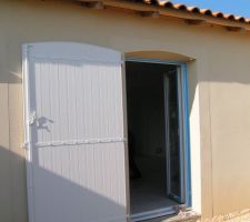 Je découvre avec stupéfaction qu ils ont pose un volet pour ma porte fenêtre alors que le plan en prévoit ... merci les trous dans le crépis !