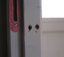 Encore des trous qui seront bouchés par la suite par du mastic à bois !