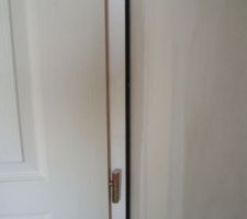 Le jour entre l encadrement et la porte