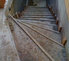 L'escalier tant protégé par l'ancienne equipe est ruiné par les projections de béton lors du coulage du plancher haut