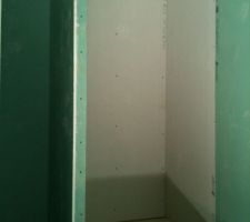 Le placard au dessus de l'escalier avec le renfort