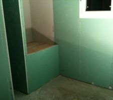 Le fameux placard au dessus de l'escalier
donnant dans la salle de bain