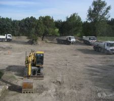 C'est parti pour la livraison de 800m3 de terre vegetale pour remblayer un ancien etang et niveller tout le terrain
