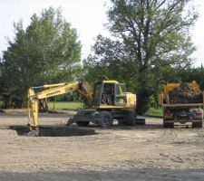 Notre terrasier creuse le trou de la future piscine