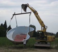 La coque de la piscine arrive