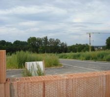 Vue depuis la cuisine qui risque de bien changer quand les autres maisons seront construites!