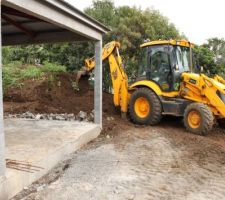 Bon on s'est attaqué au surplus conséquent de terre, on a sorti pas moins de 12 camions de 19T, et il en reste encore
