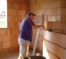 Programme de la journée: maçonnerie du mur de séparation cuisine - garage en brique de 20 - 5ème rangée en cours de pose