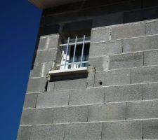 Trous et fissures sous fenetre