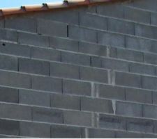 Trou dans briques et jours entre briques