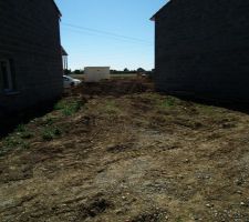 Jardin dans l'angle de la maison.