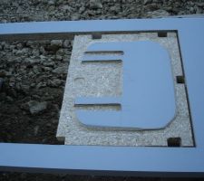 Plan de travail pour poser l'&eacute;vier inox..syst&egrave;me pour supprimer le bruit