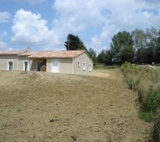 Prise au fond du jardin