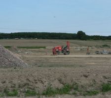 Terre aplanie pour la voierie &agrave; venir ; bientot les trottoirs et le macadam?