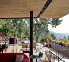 Le salon se confond avec la terrasse une fois les 6 baies rangées