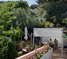 Terrasse privée coté cuisine pour y manger les tomates du jardin