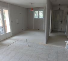 R&eacute;agr&eacute;age de la cuisine avant le carrelage pour &ecirc;tr de niveau avec le futur plancher