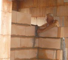 Pépé maçonnant la cloison entre le hall d'entrée et la salle d'eau