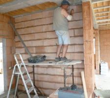 Papy qui pose la dernière brique