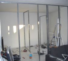 On peut voir le d&eacute;but de s&eacute;paration de la futur sdb de la chambre parentale dans ce qui &eacute;tais le salon s&eacute;jour