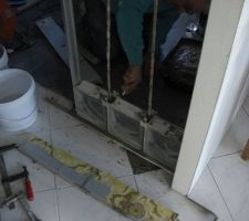 Premiere ranger du mur en pave de verre sous l'oeil du pere qui adore mettre son grain de sel partout ahhh les papas