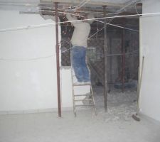 Ouverture du mur pour lacces a la cuisine a partir du salon, la j'ai laisser faire les plus experimenter