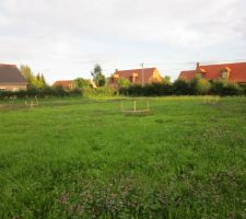 Vue d'une borne de l'autre cot&eacute; de l'entr&eacute;e du terrain
