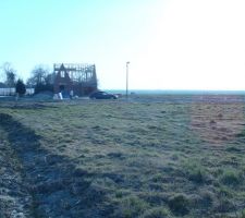 Tout au fond la maison en construction  c'est notre voisin y il a la route du lotissement qui passe ou la voiture est gar&eacute;e et d'ou je prend la photo c'est la limite de notre terrain.