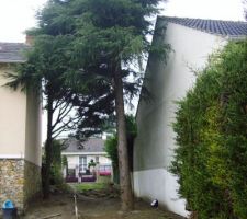 Vu sur le portail- terrain en arriere lot