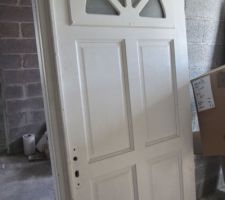 La porte d'entrée qui a été défoncée et remplacée