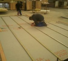 Mis en place du bardage dernier paneau , la maison est construite en atelier en moin d'une semaine , ca calme , ca fait tout bizzarre