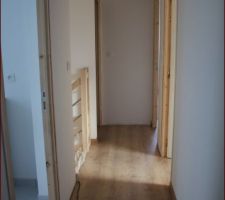 Le parquet dans le couloir à l'étage
