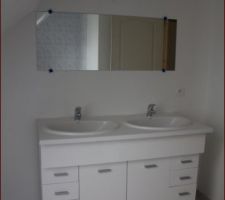 Le meuble de la salle de bain à l'étage