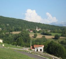 Notre terrain se trouve entre les 2 maisons existantes sur le haut de la bute.