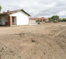 Voici une photo du terrain avant la d&eacute;molition de l'ancienne petite maison