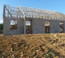 La charpente est mont&eacute; on attend maintenant septembre pour la suite