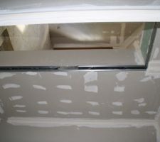 Porte coulissante entre le dégagement (qui mène aux chambres) et la pièce à vivre