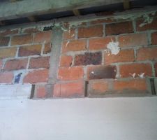 Cach&eacute; sous le faux plafond...le haut du mur.