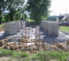 Arrivage de 14 palettes de moellons pour monter la dalle.