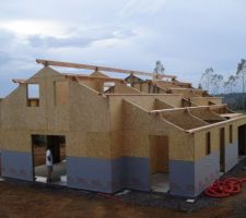 Apr&eacute;s quelque jour de travaux Murs exterieurs mont&eacute;s pare pluie en cours et charpente en cours