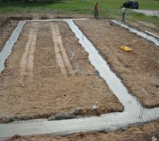Et voila après 32m3 de béton le resultat de notre futur habitations ! les fondations font 50cm de large X 80cm de profondeur ...