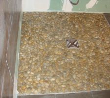 Cr&eacute;ation de la douche &agrave; l'italienne 120 par 120 cm avec des galets.