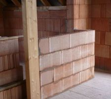 Maçonnerie de la cloison entre la chambre Hugo et la mezzanine