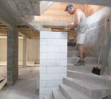 Maçonnerie en béton cellulaire de la cloison de la cage d'escalier du sous-sol