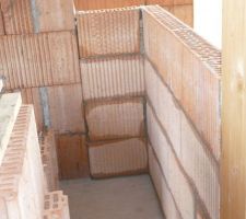 Maçonnerie de la cloison entre la chambre de Hugo et la mezzanine